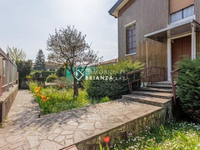 CARNATE: IN VENDITA VILLETTA SINGOLA CON GIARDINO