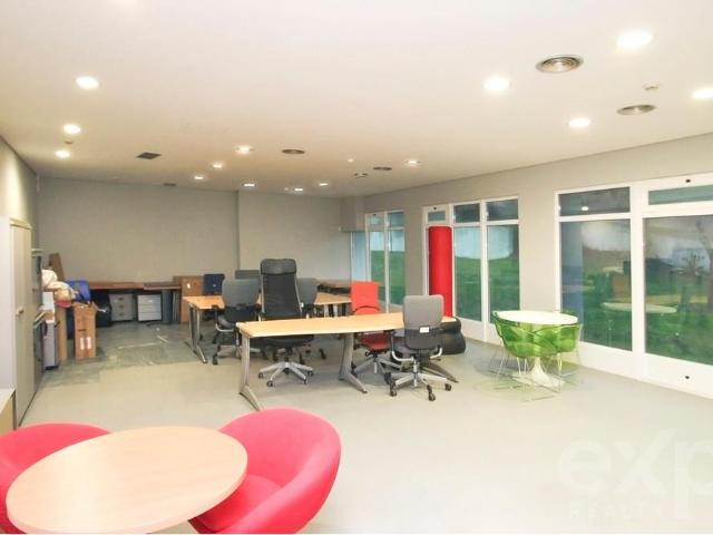 Carnide Estudio de 105 m2 em Condomínio com Piscina, Campos de Ténis, Lugar de Garagem