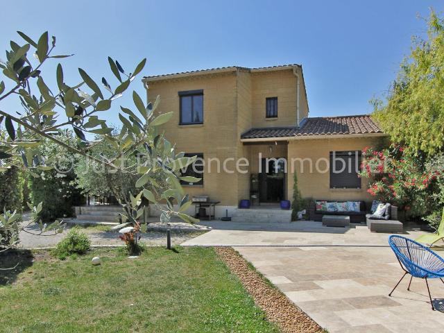 Caromb, villa avec piscine sur 1069 m² de terrain 166m² Caromb