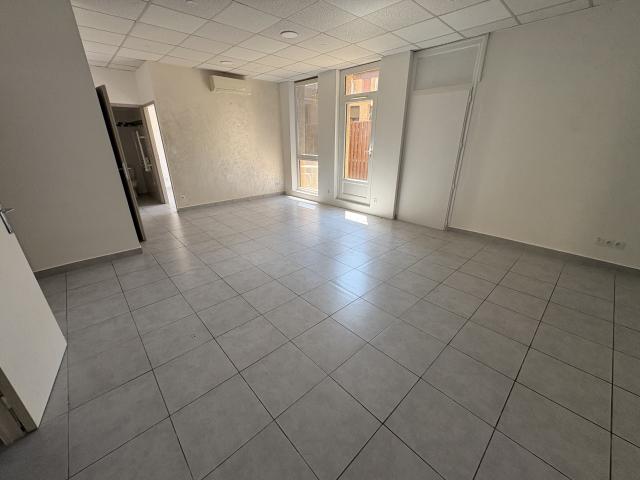 Carpentras Appartement T2 avec cour privative, parking et cave en résidence sécurisée
