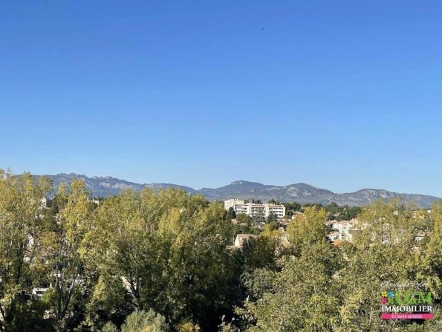 CARPENTRAS 84 Superbe appartement rénové avec terrasse de 49 m² et vue panoramique