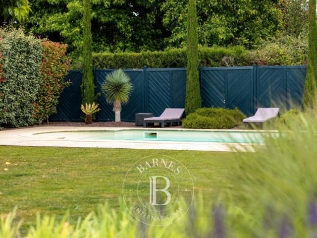 CARQUEFOU Maison contemporaine de 6 chambres avec jardin et piscine