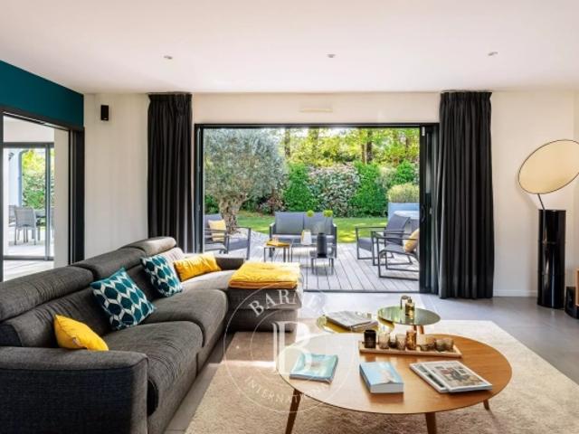 CARQUEFOU Maison contemporaine de 6 chambres et un bureau avec jardin