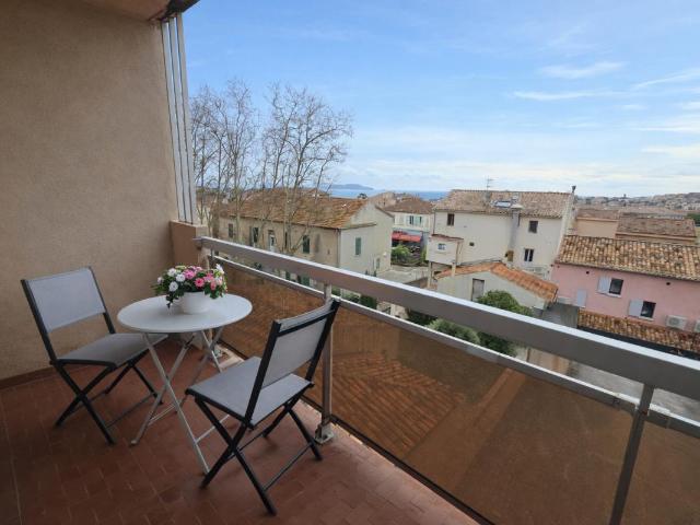 Carqueiranne coeur de ville T3, 70 m², balcon vue mer, 2 places de pkgs