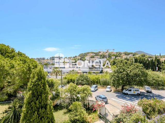 CARQUEIRANNE CENTRE, appartement T2 avec veranda et balcon