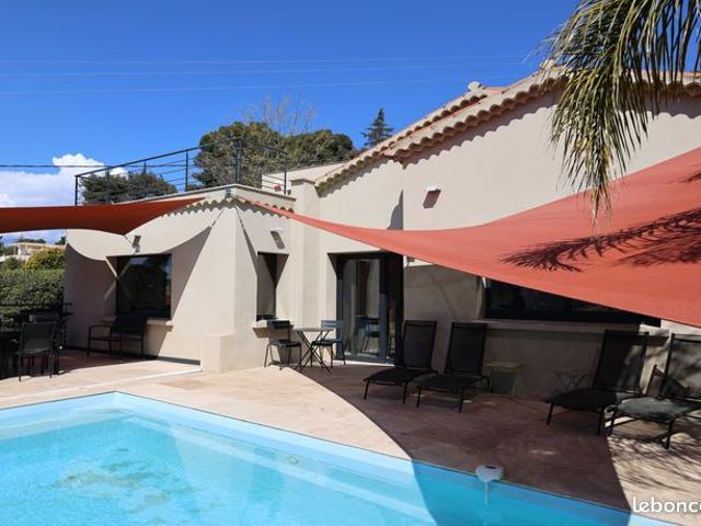 CARQUEIRANNE Maison contemporaine de 140 m² avec vue mer et piscine