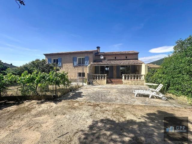 CARQUEIRANNE – Maison familiale avec dépendance sur terrain d’environ 2 000 m²