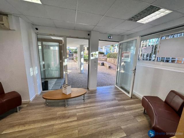 CARQUEIRANNE PORT LOCAL COMMERCIAL 50M2 PRET A L'EMPLOI
