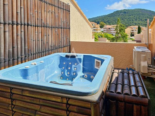 CARQUEIRANNE, T4 duplex dernier étage de 131.73 m² en surface utile