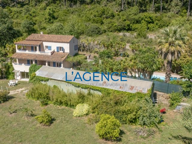 CARQUEIRANNE VILLA 233m2 8 Chambres Terrain 7023m avec piscine