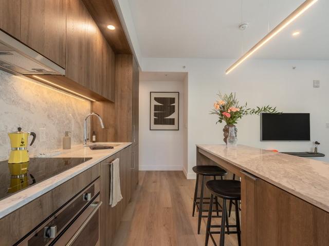 Carré Windsor 2 Bedroom Apartment for Rent at 1114 Rue Saint Antoine O, Montréal, QC H3C 0J3 Vieux Montréal