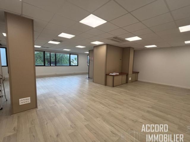 Carré d'hort, Local commercial de 88.70m2 avec double garag