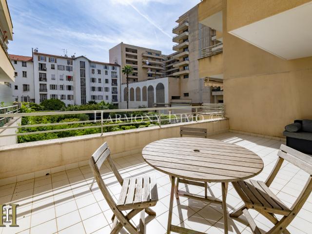 CARRE d'OR 2 PIÉCES MEUBLÉ VASTE TERRASSE !