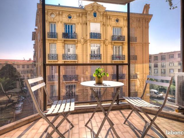 Carré d'or Beau 2 pièces avec terrasse vue mer latérale