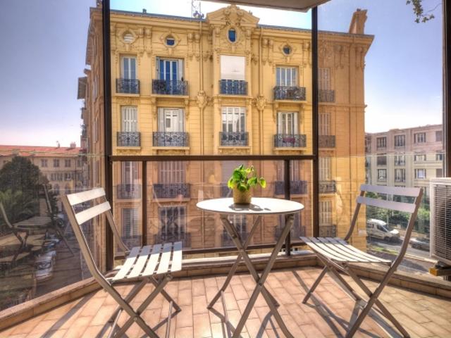 Carré d'or Beau 2 pièces avec terrasse vue mer latérale