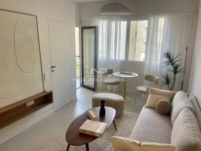 Carré d'or, proche mer, superbe 2 pièces, balcon ouest