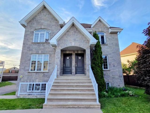 Carrefour Laval très jolie et grand 4 ½ de style condo, situé au 1er étage d’un triplex