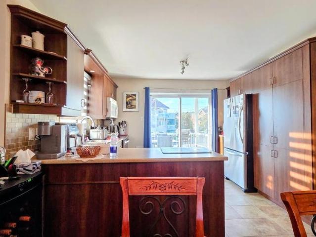 Carrefour Laval très jolie et grand 4 ½ de style condo, situé au 1er étage d’un triplex