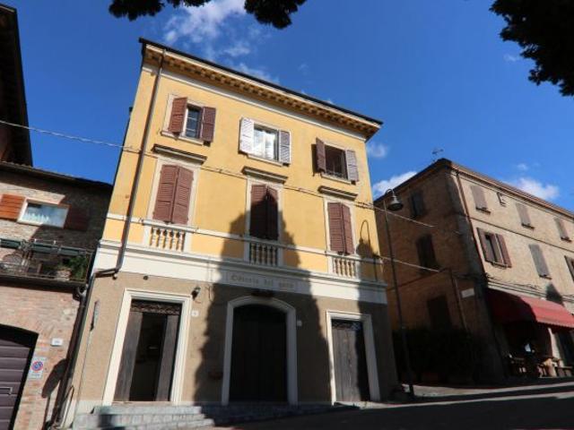 Castelvetro di Modena, splendore senza tempo nel palazzotto in centro