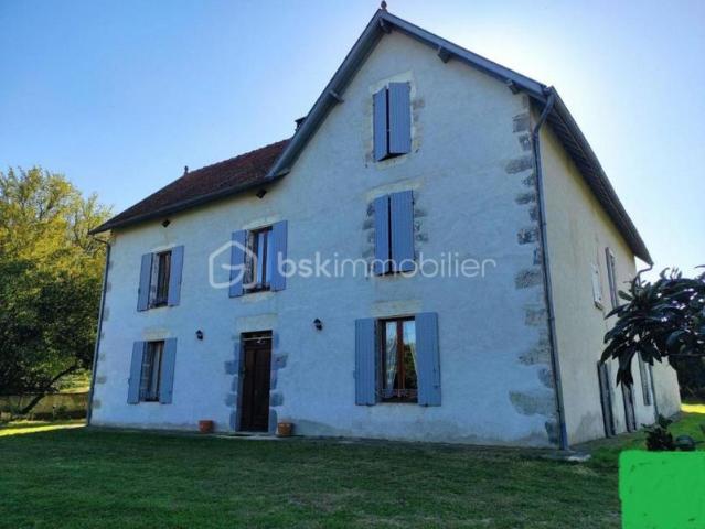 Casteljaloux, Bâtisse du 18ème siècle 9 pièces de 276 m2 et gite de 90 m2 sur 2 hectares