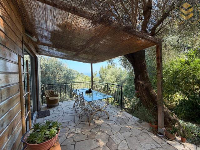 CASTELLAR: Appartement / Bas de Villa avec joli terrain U