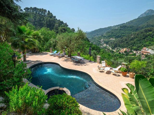 CASTELLAR LIMITE MENTON, SUBLIME BERGERIE DE 230M² VASTE TERRAIN
