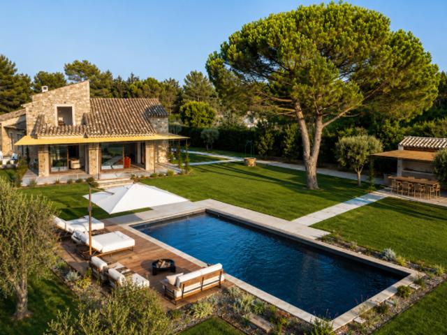 CASTELLARAS Élégante Bastide en pierre entièrement rénovée 290 M²