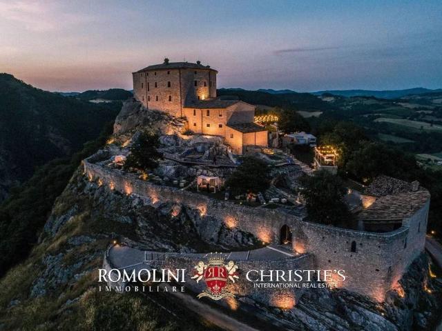 Castello in vendita Cagli, Italia