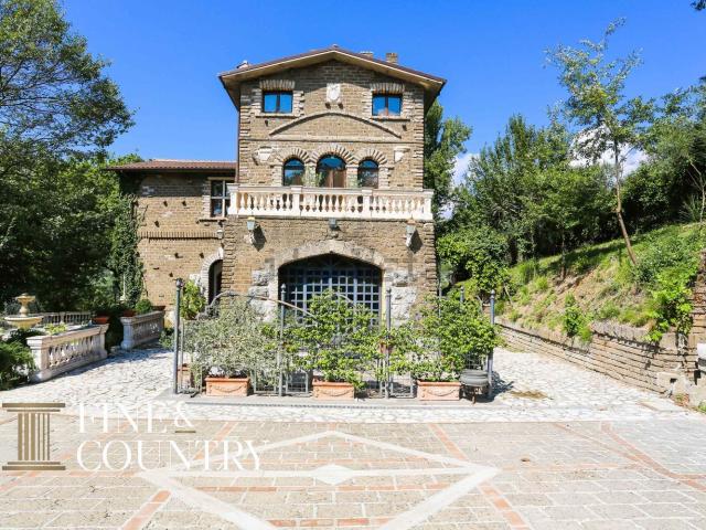 Castello in vendita di 600 m² in Via Salaria