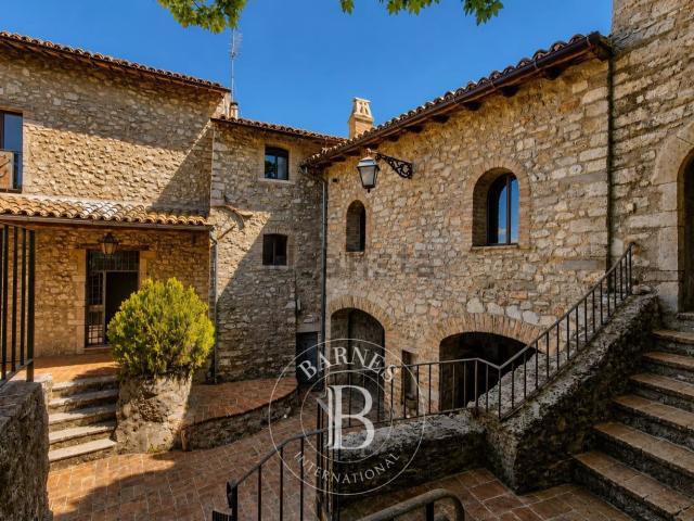 Castello in vendita di 970 m² in Frazione Montebibico