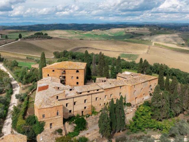 Castello Medievale Con Chiesa Da Ristrutturare, Montalcino –. 3900m² Montalcino