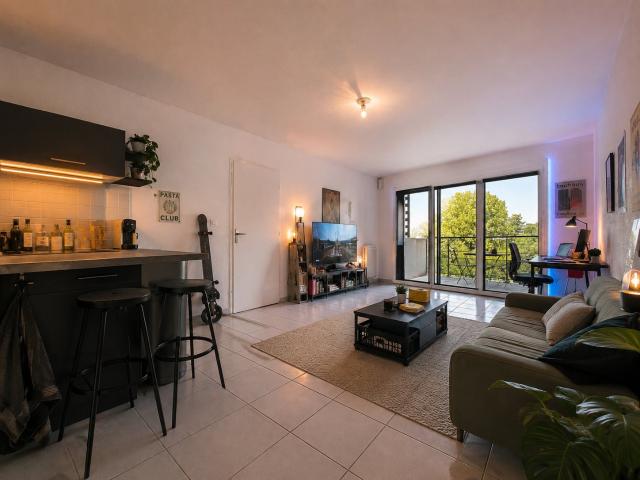 Castelnau le Lez, Appartement d'angle en dernier étage avec terrasse, ascenseur & parking