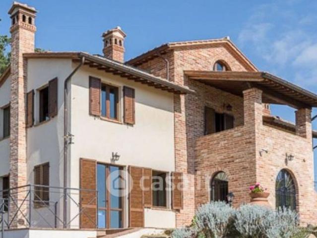 Castiglione del Lago vendesi villa 15 vani 750 Mq
