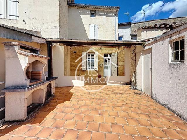 Castillon la Bataille: Maison en pierre avec fort potentiel