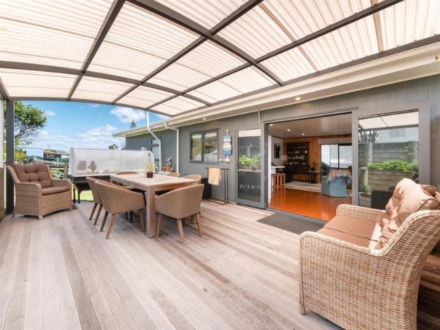 CASUAL ENTERTAINING AT PUKEHINA