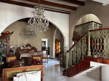 CasUna Inversión Excepcional en el Centro de Veracruz: Casa con Espacios Versátiles y Potencial Inf
