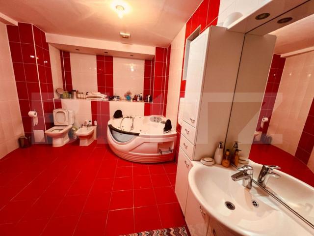 Casă 8 camere, 404 mp, zona Lapus