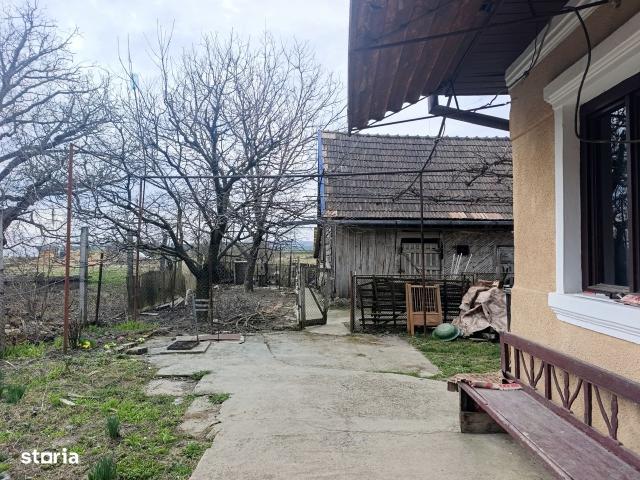 Casă cu 2 camere, teren 1400 mp, acces asfaltat
