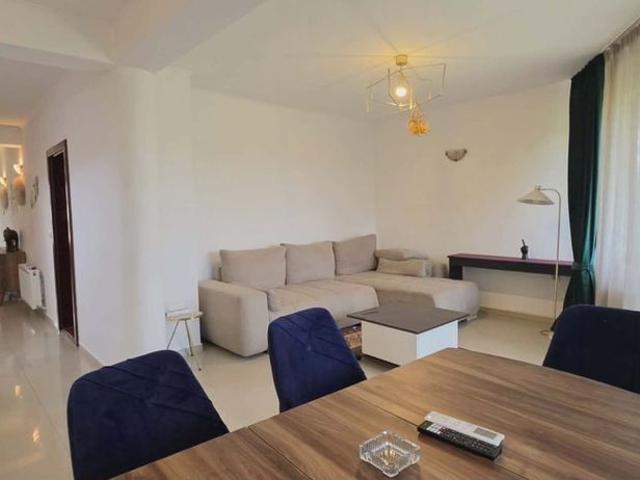 Casă cu 4 camere de închiriat,Sânmartin