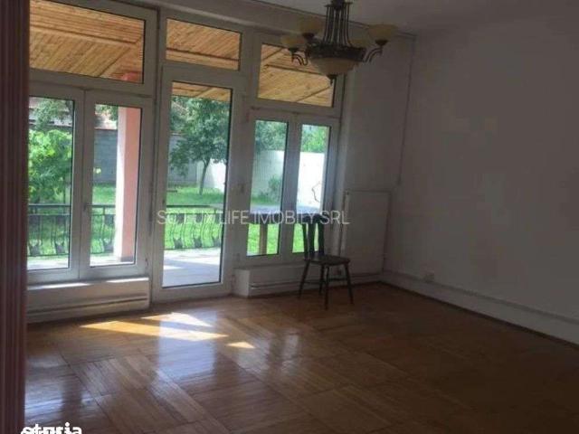 Casă cu 5 camere de închiriat în Araduluri Est