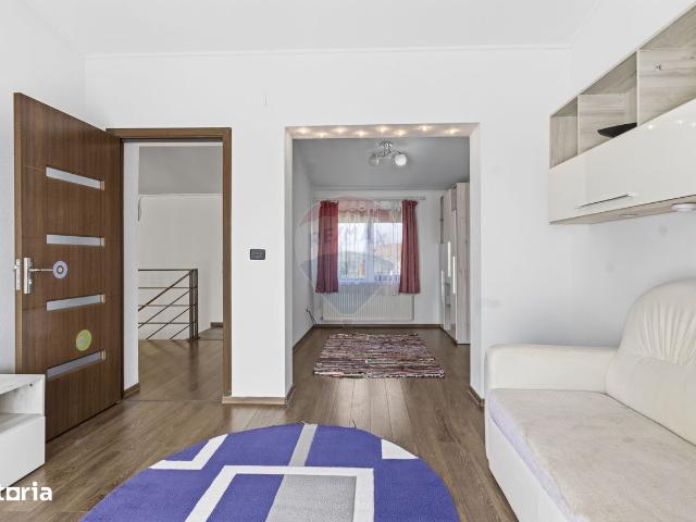 Casă cu 5 camere de inchiriat in Sofronea, Arad