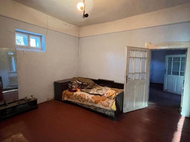 Casă cu 5 camere, singur în curte, 434 mp teren, acces auto, Salonta