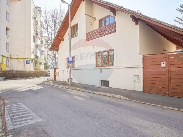 casă cu 9 camere de închiriat în zona centrul civic!