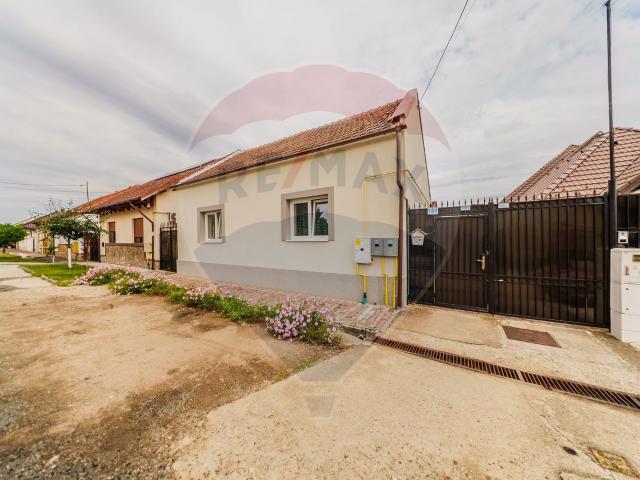 casă cu doua camere de închiriat în zona parneava