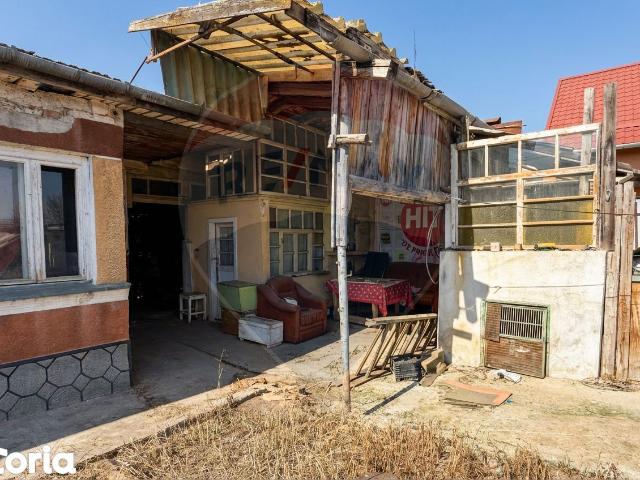 Casă cu teren generos la colț de intersecție cartier Poiana
