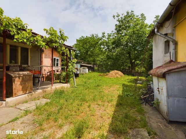 Casă cu teren generos la graniță cu România