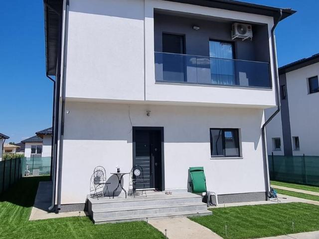 Casă de vânzare – 4 camere | Complex închis | Predare imediată