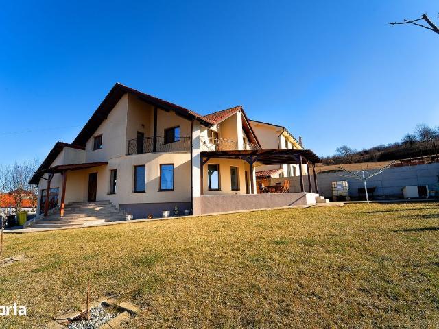Casă individuală 4 camere, terasă, curte mare, pivniță, garaj, pod