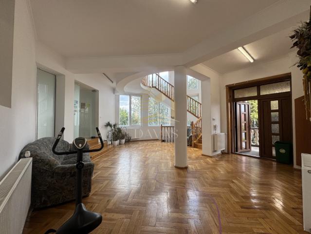 Casă individuală 11 camere 600mp utili | 1.500mp teren | Andrei Muresanu