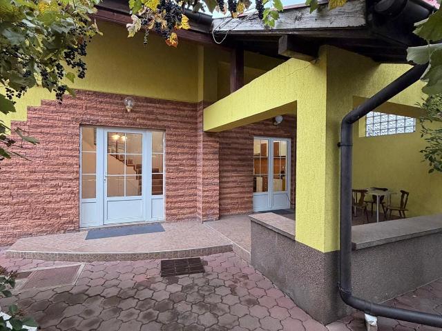 Casă individuală de închiriat, curte proprie – Calea Dumbrăvii